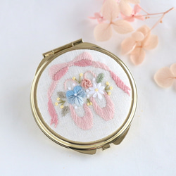 トウシューズとお花の刺繍コンパクトミラー 1枚目の画像