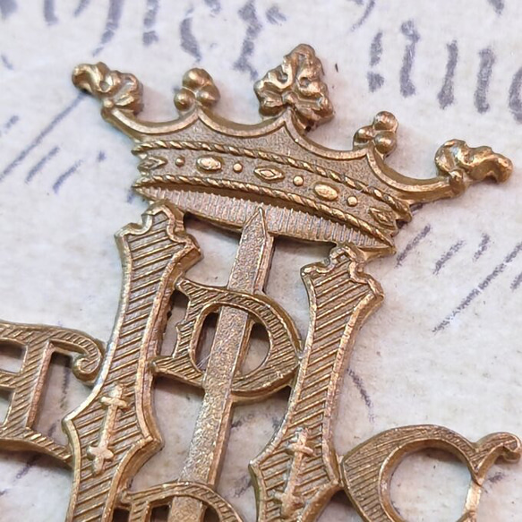 BEHOLD− モノグラム ジャンヌ・ダルクの紋章 1個 王冠 剣 真鍮製 フランス製 スタンピング ヴィンテージ風 2枚目の画像