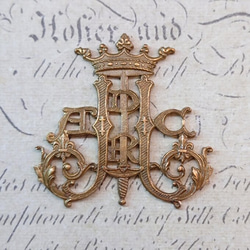 BEHOLD− モノグラム ジャンヌ・ダルクの紋章 1個 王冠 剣 真鍮製 フランス製 スタンピング ヴィンテージ風 1枚目の画像