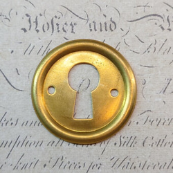 BEHOLD− 鍵穴 1個 真鍮製 ラウンド フランス製 スタンピング ヴィンテージ風 1枚目の画像