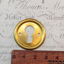 BEHOLD− 鍵穴 1個 真鍮製 ラウンド フランス製 スタンピング ヴィンテージ風 4枚目の画像