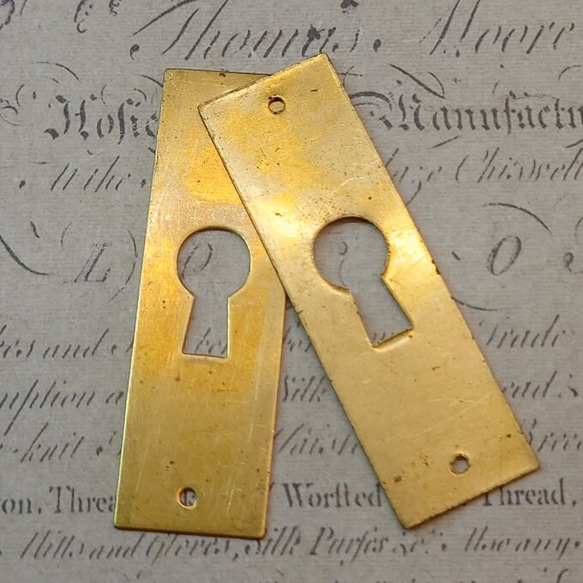 BEHOLD− 鍵穴 1個 真鍮製 長方形 フランス製 スタンピング ヴィンテージ風 3枚目の画像