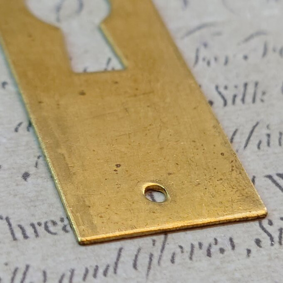 BEHOLD− 鍵穴 1個 真鍮製 長方形 フランス製 スタンピング ヴィンテージ風 2枚目の画像