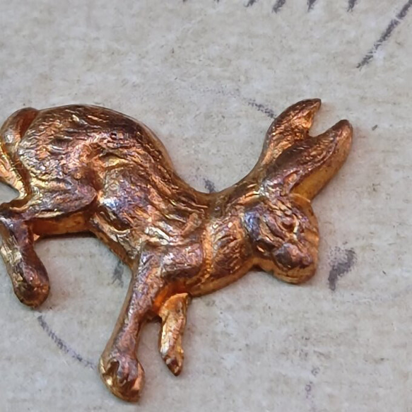 BEHOLD− 兎 1個 真鍮製 ウサギ フランス製 スタンピング ヴィンテージ風 2枚目の画像