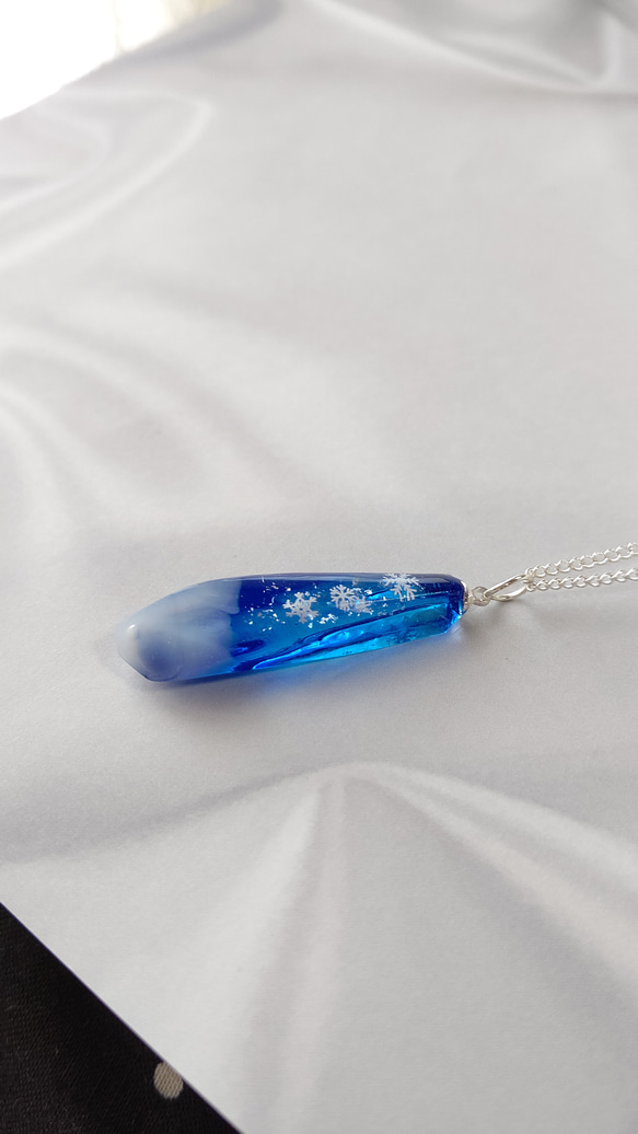 ＊冬の新作＊雪の結晶と青と白の鉱石型レジンのネックレス 8枚目の画像