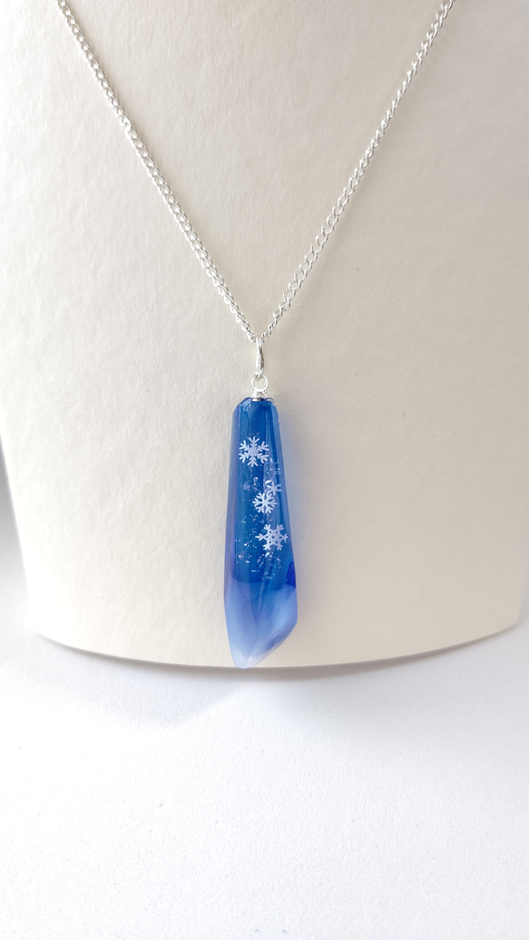 ＊冬の新作＊雪の結晶と青と白の鉱石型レジンのネックレス 3枚目の画像