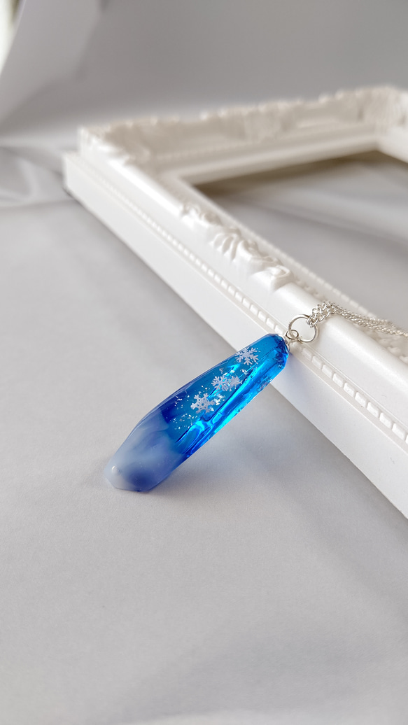 ＊冬の新作＊雪の結晶と青と白の鉱石型レジンのネックレス 4枚目の画像