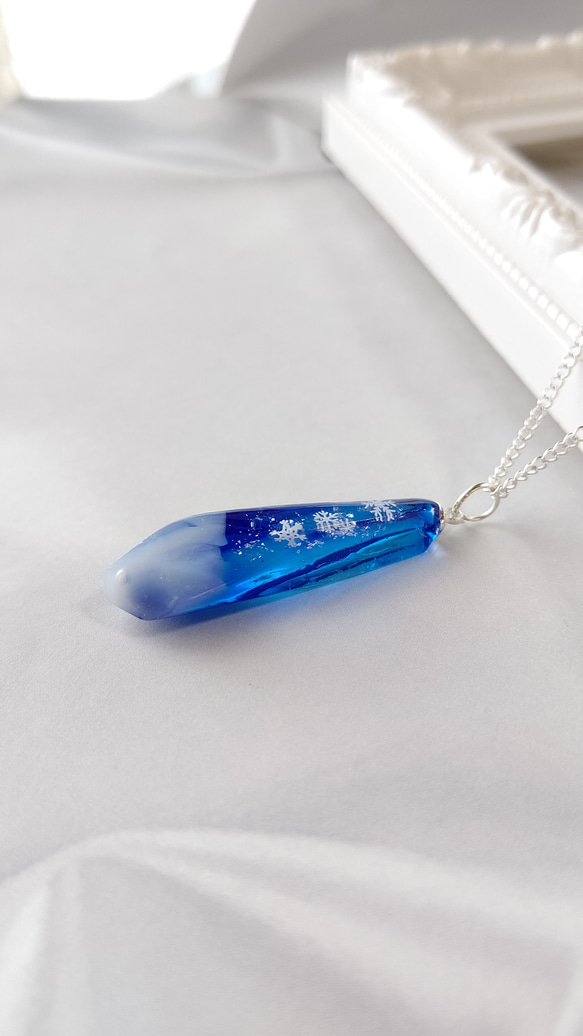 ＊冬の新作＊雪の結晶と青と白の鉱石型レジンのネックレス 11枚目の画像