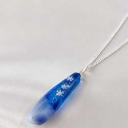 ＊冬の新作＊雪の結晶と青と白の鉱石型レジンのネックレス 9枚目の画像