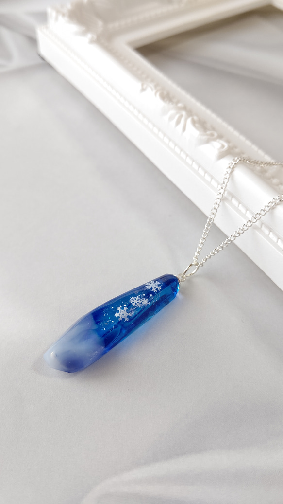 ＊冬の新作＊雪の結晶と青と白の鉱石型レジンのネックレス 5枚目の画像