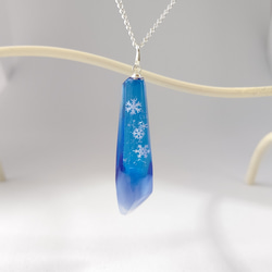 ＊冬の新作＊雪の結晶と青と白の鉱石型レジンのネックレス 1枚目の画像