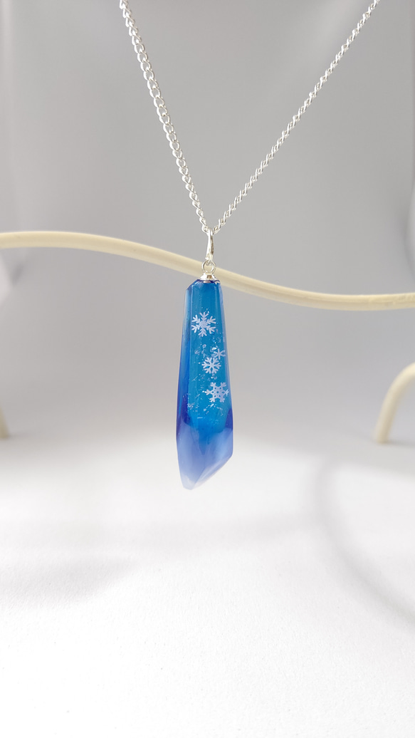 ＊冬の新作＊雪の結晶と青と白の鉱石型レジンのネックレス 1枚目の画像