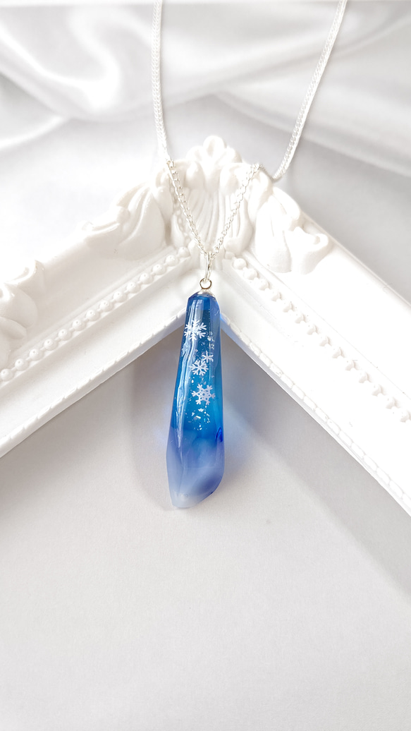 ＊冬の新作＊雪の結晶と青と白の鉱石型レジンのネックレス 6枚目の画像