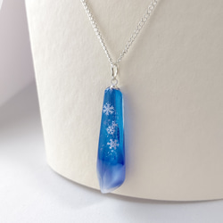 ＊冬の新作＊雪の結晶と青と白の鉱石型レジンのネックレス 2枚目の画像