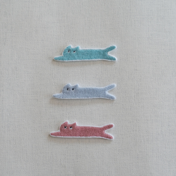 ワッペン 刺繡ワッペン「空色まのび猫」小さいサイズ 4枚目の画像