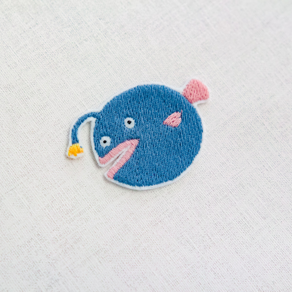 ワッペン 刺繍ワッペン「びっくり提灯アンコウ」 3枚目の画像