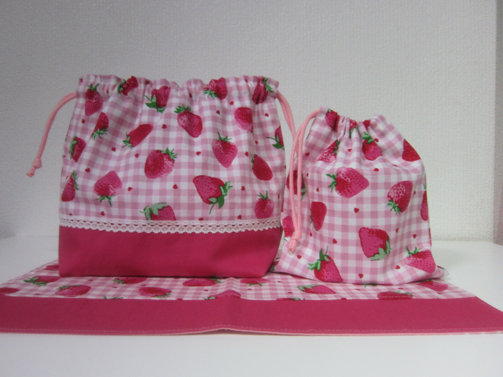 入園 ハンドメイド いちご柄 ピンク 横入れお弁当袋 ランチョンマット コップ袋 入園準備☆お弁当袋、コップ袋、ランチョンマット☆イチゴ柄、ピンク