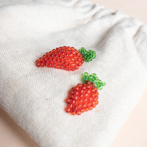 いちごのビーズ立体刺繍バネ口ポーチ ポーチ うさのひみつきち