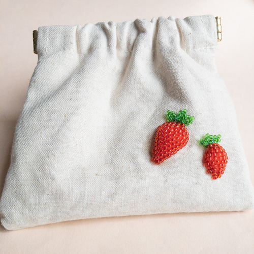 いちごのビーズ立体刺繍バネ口ポーチ ポーチ うさのひみつきち