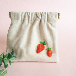 uloco ウエストポーチ　刺繍いちご柄　新品（週末限定お値下げ） uloco ウエストポーチ 刺繍いちご柄 新品