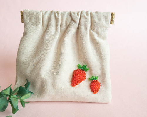 いちごのビーズ立体刺繍バネ口ポーチ ポーチ うさのひみつきち