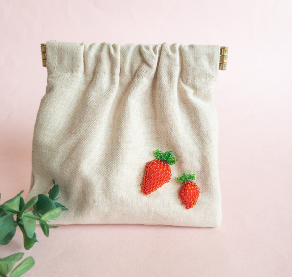 いちごのビーズ立体刺繍バネ口ポーチ ポーチ うさのひみつきち