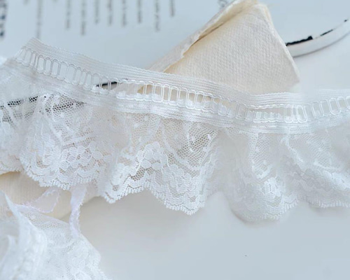 B185 ホワイト色小花＆ドット柄フリルレース生地 手芸用品 レース