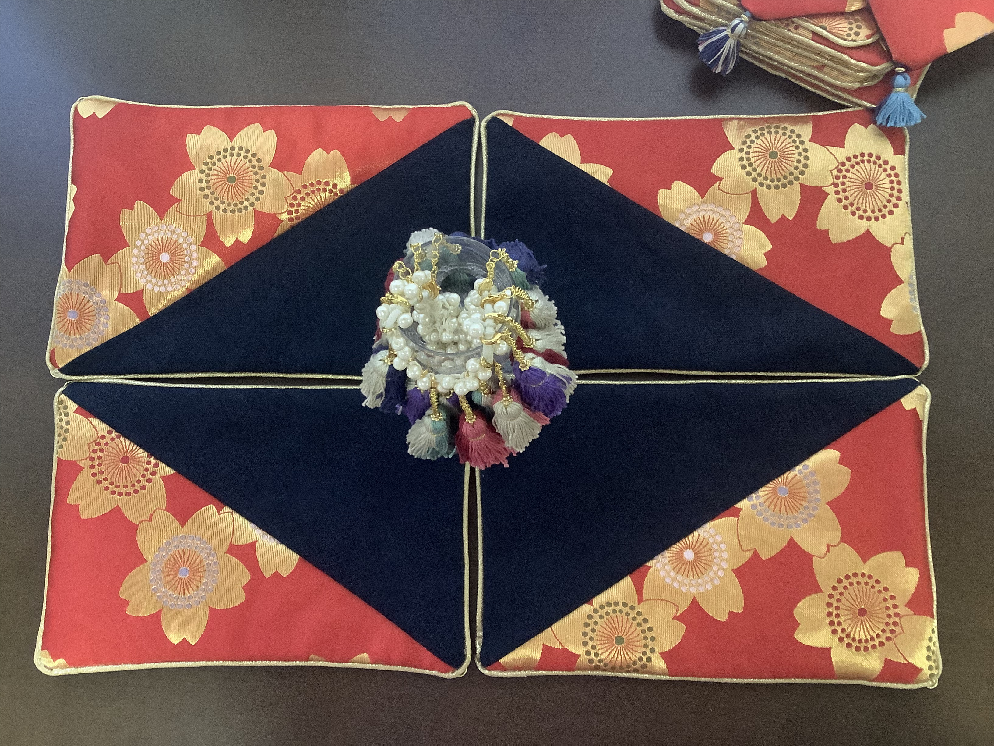 テーブルセンター　金蘭モダンなイメージ　タッセル取り外し可能