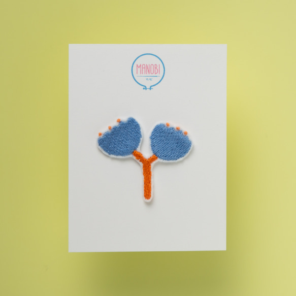 ワッペン 刺繍ワッペン「青いポップなお花」 2枚目の画像
