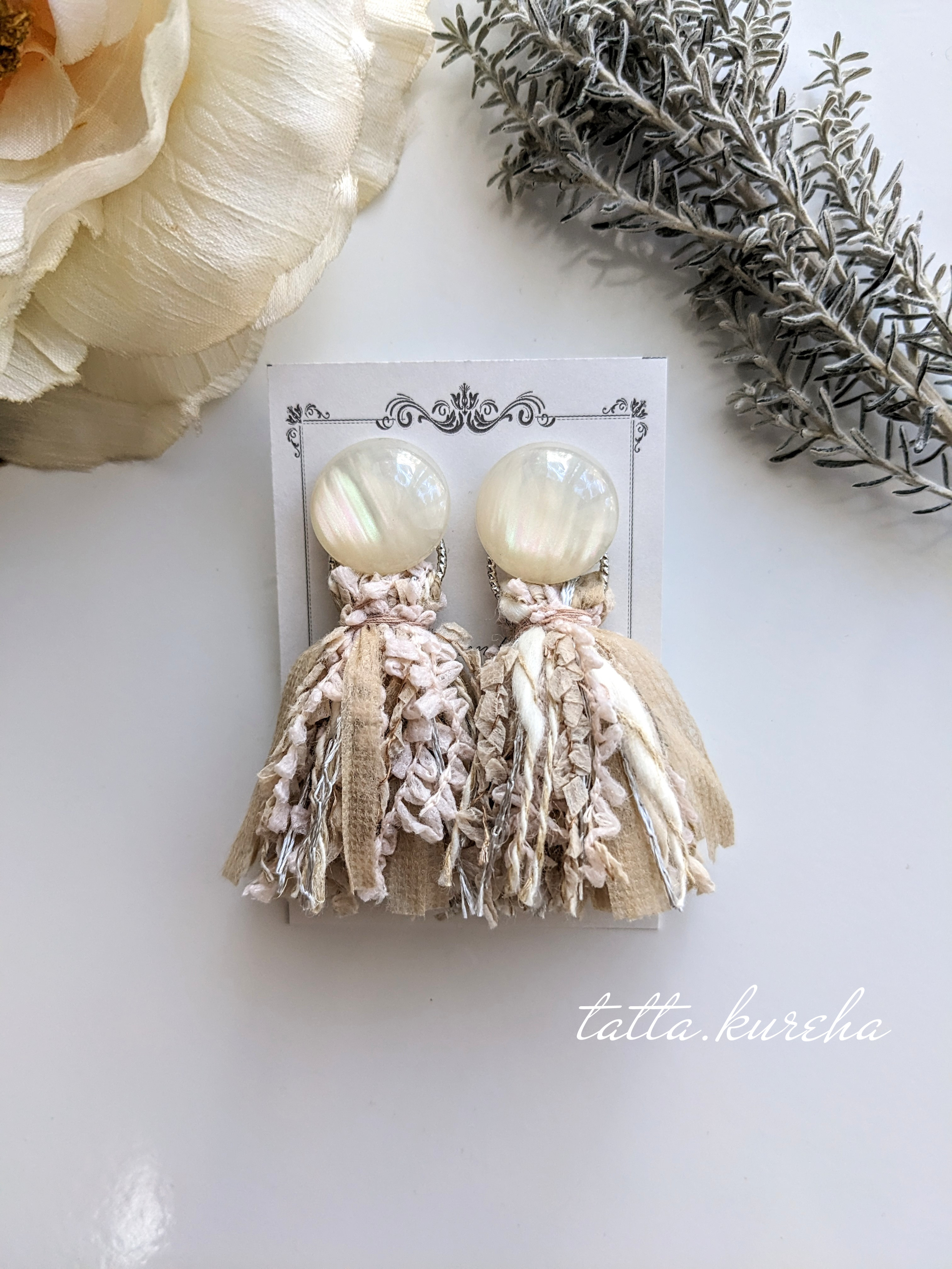 グレージュ×ベージュパールのカボションとファームタッセルのピアス 