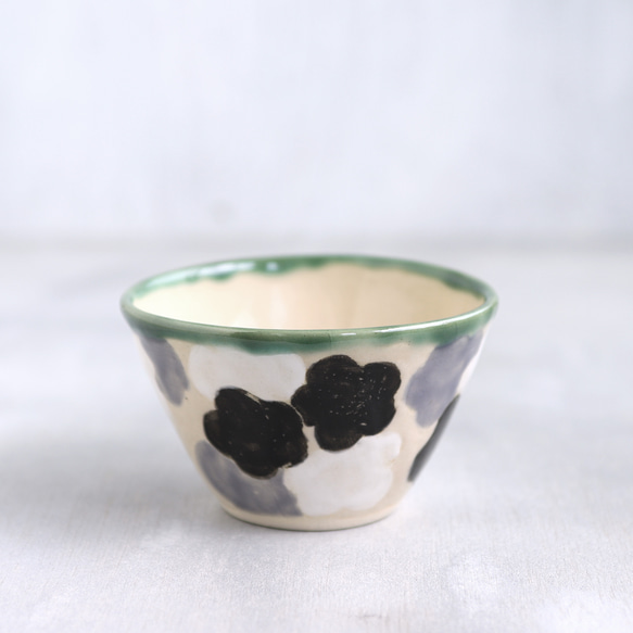 梅花散文茶碗(白黒グレー） 2枚目の画像