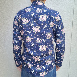 長袖和柄シャツ（桜と跳ね兎） 3枚目の画像