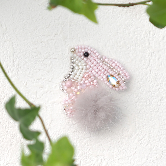 【限定１点】うさぎのブローチ（ピンク）★ふわふわしっぽ（ブローチ/ビーズ刺繍/うさぎ/動物ブローチ） 1枚目の画像