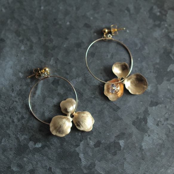 真鍮 紫陽花 フープ ピアス / イヤリング ウェディング アクセサリー ブライダル 結婚式 金属アレルギー対応        Ω 人気・おすすめ｜省スペース設計・旅行向けにおすすめ お得商品 プライバシー配送 期間限定入荷