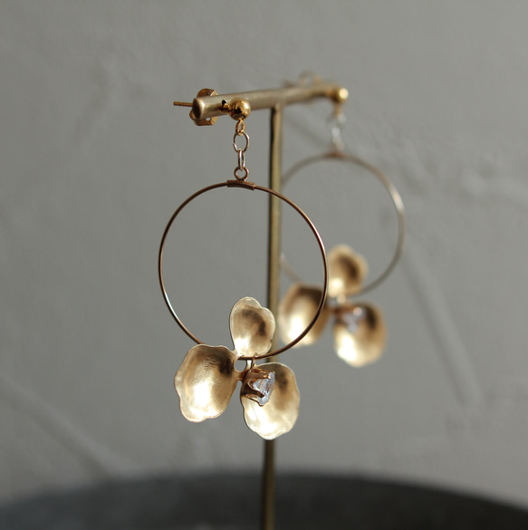 真鍮 紫陽花 フープ ピアス / イヤリング ウェディング アクセサリー ブライダル 結婚式 金属アレルギー対応        Ω 人気・おすすめ｜省スペース設計・旅行向けにおすすめ お得商品 プライバシー配送 期間限定入荷