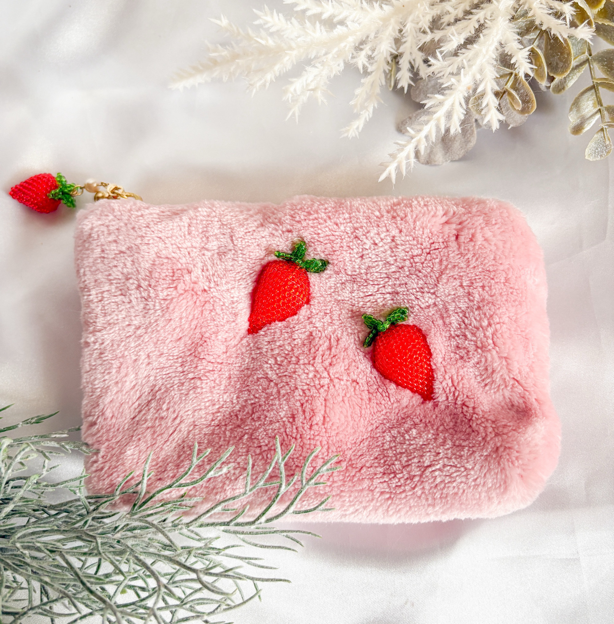uloco ウエストポーチ　刺繍いちご柄　新品（週末限定お値下げ） いちごのもふもふ立体ビーズ刺繍ポーチ ポーチ うさのひみつきち 通販