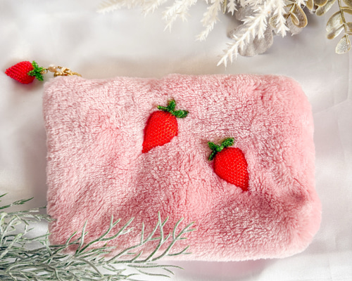 いちごのもふもふ立体ビーズ刺繍ポーチ ポーチ うさのひみつきち 通販