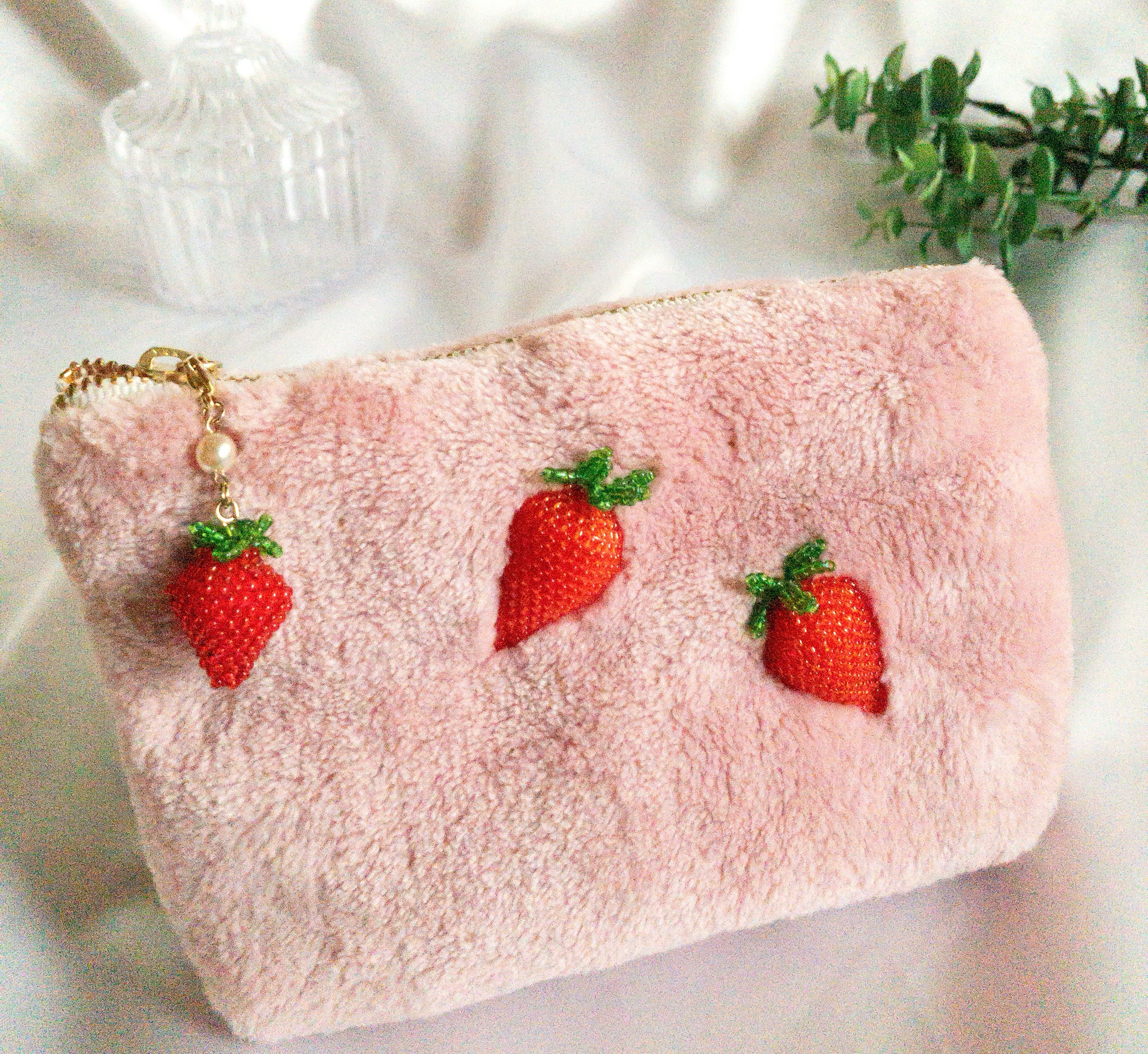 【新発売】今週の市販 uloco ウエストポーチ　刺繍いちご柄　新品（週末限定お値下げ） バッグ