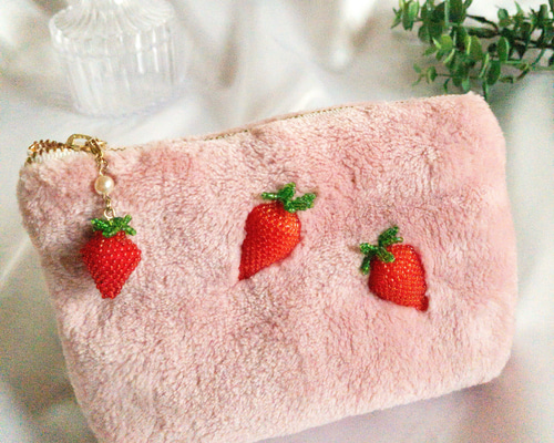 いちごのもふもふ立体ビーズ刺繍ポーチ ポーチ うさのひみつきち