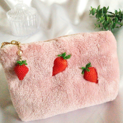 いちごのもふもふ立体ビーズ刺繍ポーチ ポーチ うさのひみつきち 通販