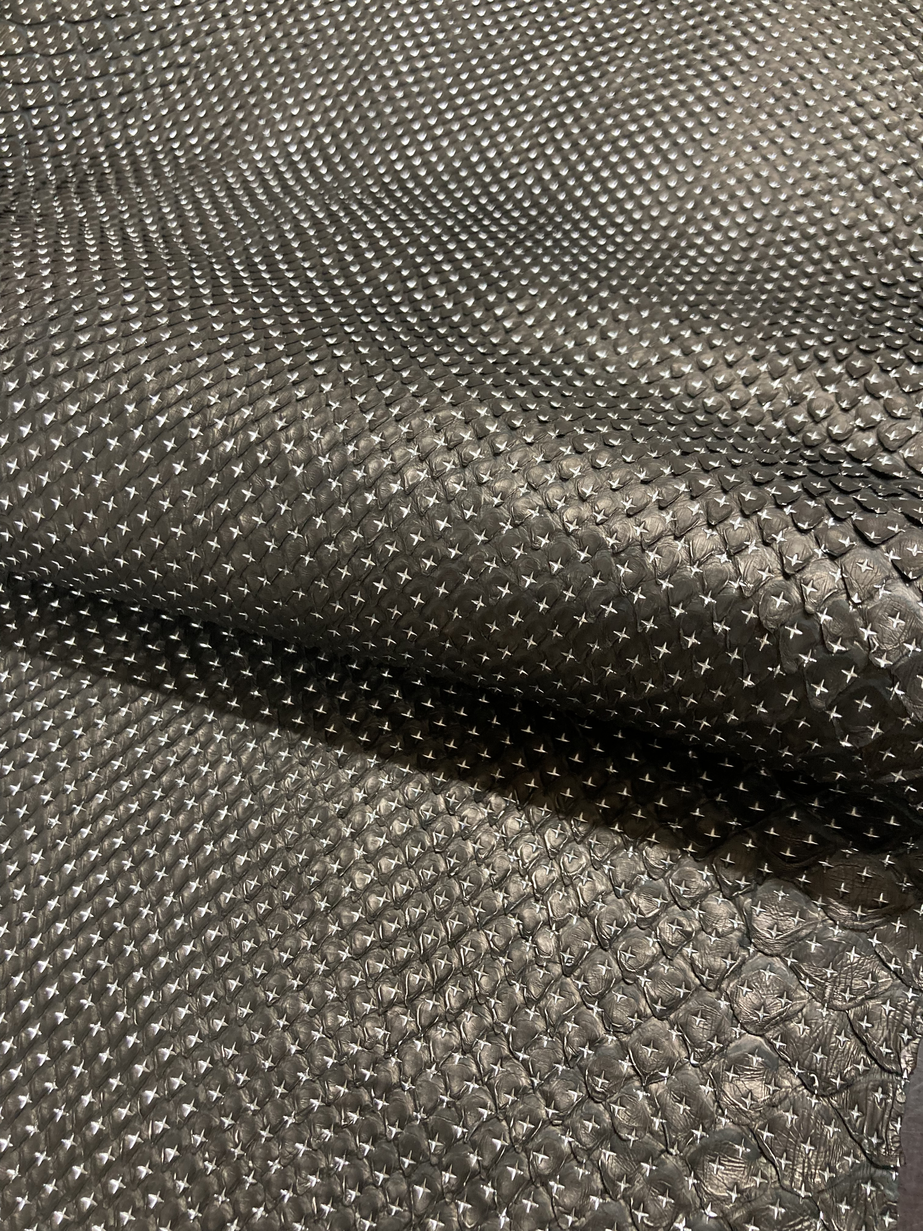 パイソン　ヘビ革　ブラック×シルバースター　110cm革_P53