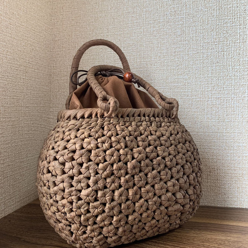 山葡萄籠バッグ　手作り　小粒花編み　巾着タイプ内布　肩掛けタイプ 国産山葡萄 籠バッグ 花編み 巾着タイプ内布 丸い形 かごバッグ 伝統