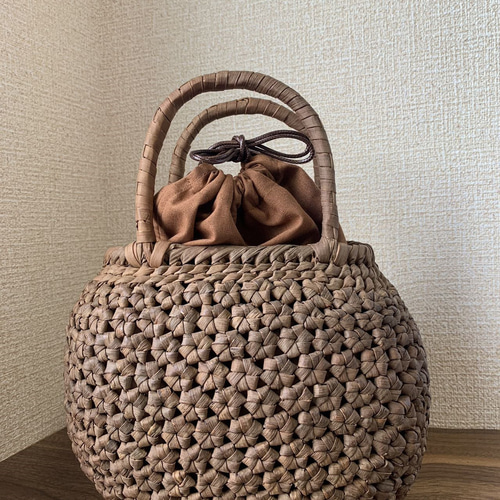 国産山葡萄 籠バッグ 花編み 巾着タイプ内布 丸い形 かごバッグ 国産山葡萄 籠バッグ 花編み 巾着タイプ内布 丸い形 かごバッグ
