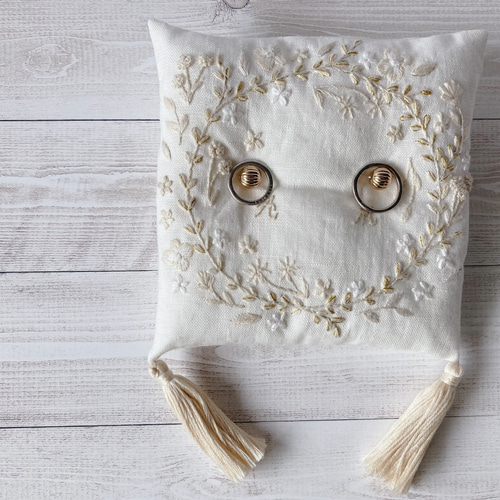 刺繍のリングピロー(イニシャルオーダー) 幸せのリース *gold 刺繍のリングピロー(イニシャルオーダー) 幸せのリース *gold