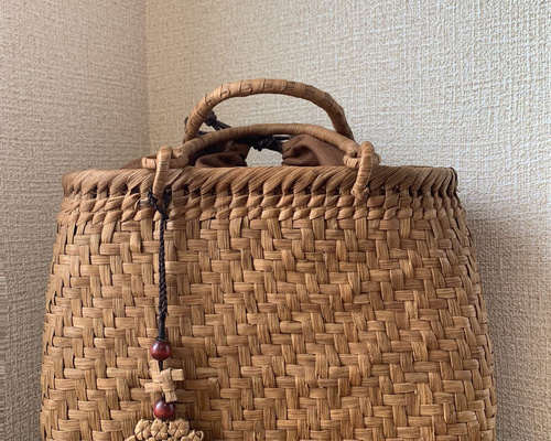 クラフトで作った山葡萄風かごバッグ（チャーム付き、内布付き）