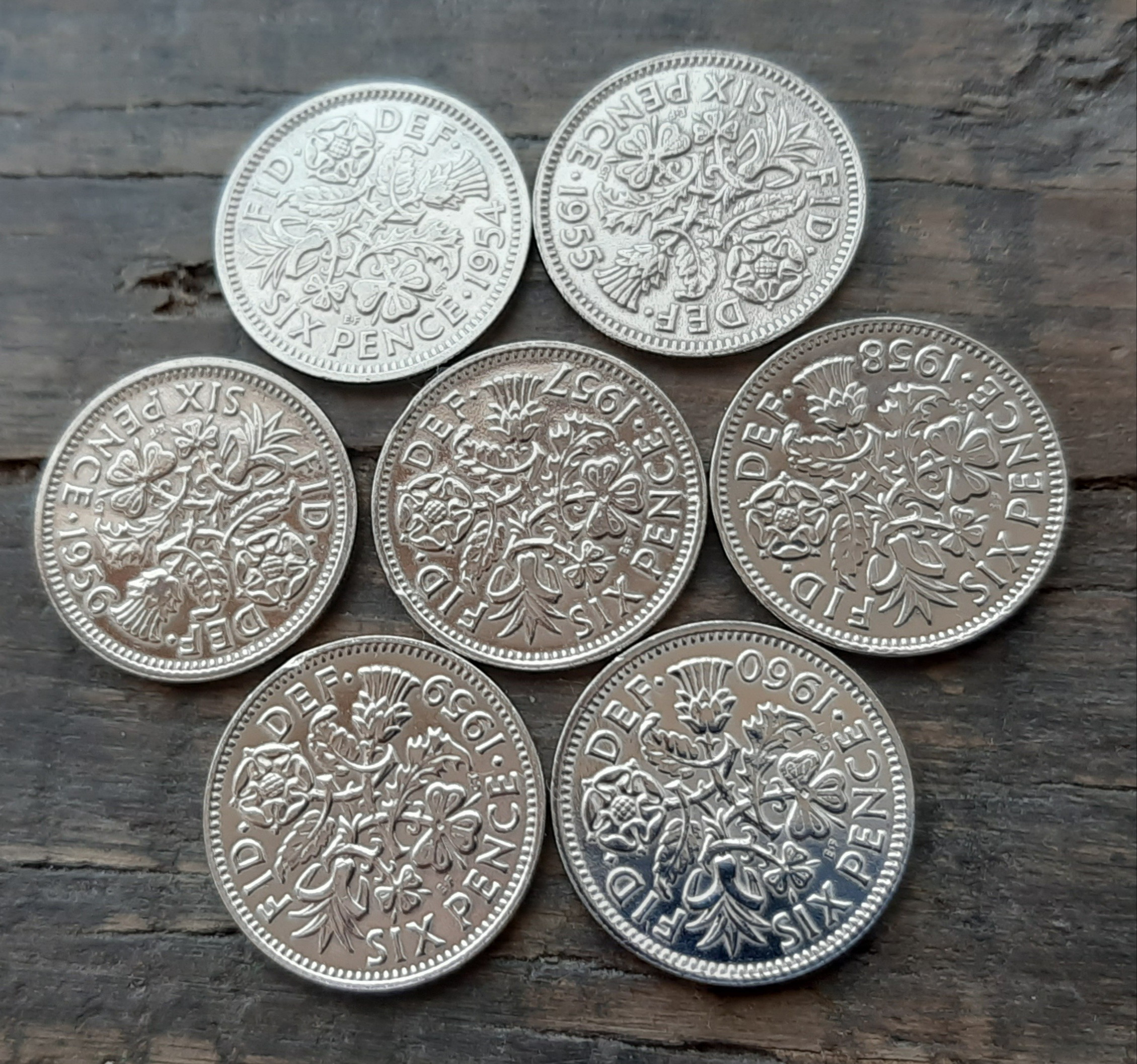 幸せのシックスペンス イギリス 7枚セット ラッキー6ペンス 本物古銭英国コイン 1954年1955年1956年1957 フォトプロップス  Daniel 通販｜Creema(クリーマ) 15224595