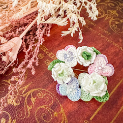 ビオラ 白詰草 リングブローチ - ピンク ライトブルー - レース編み フラワー 1枚目の画像