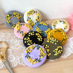 モコページ  ミモザ一枝 ヘアゴム 一色刺繍 1⁑ ミモザ刺繍のヘアゴム くるみボタン アクセサリー ヘアゴム