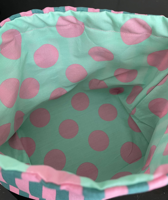 裏地付きマチあり巾着袋/お弁当袋/給食袋  グリーン×ピンク ストライプ×黒(ミントドット) 3枚目の画像
