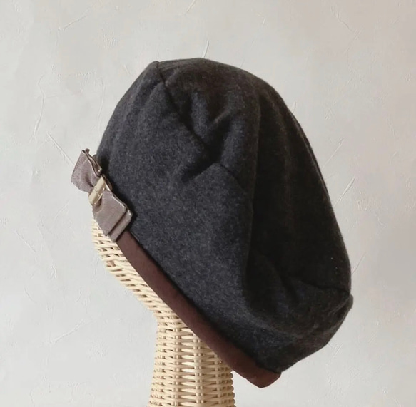お洒落なソフトベレー帽　ケア帽子　リバーシブル　ベージュレース×チャコールグレーニット 7枚目の画像